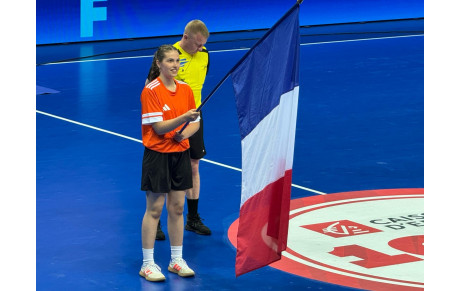 Quatre jeunes montreuillaises porte-drapeaux lors du match de l’équipe de France à l’Arena Loire